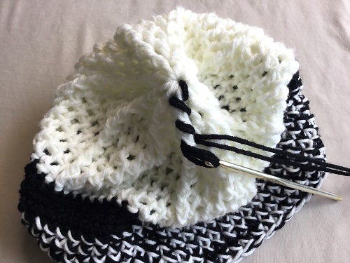 crochet bucket hat black and white