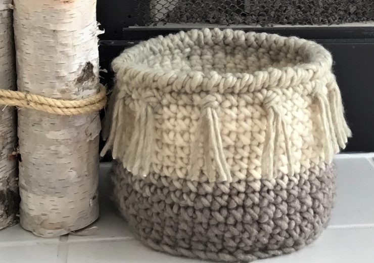 easy-crochet-round-basket-with-fringe